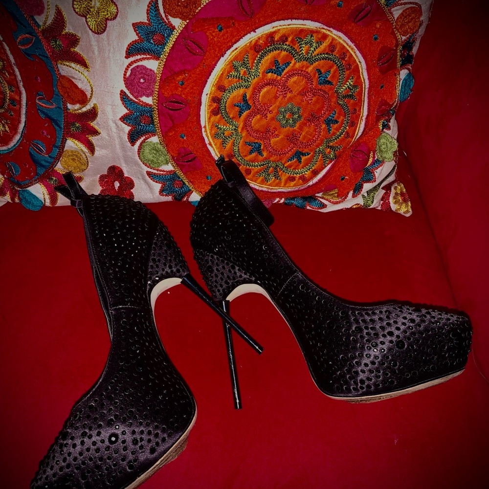 ALDO “RUTHE” black satin stilettos😍